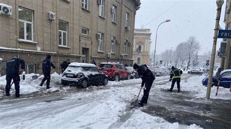 Uklanjanje Snega I Leda Je Obavezno Evo O Emu Posebno Treba Voditi