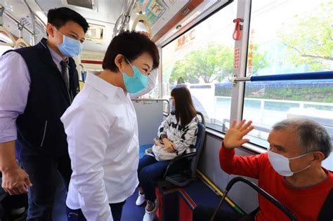 宣導搭公車戴口罩 盧秀燕陪民眾坐公車 風傳媒