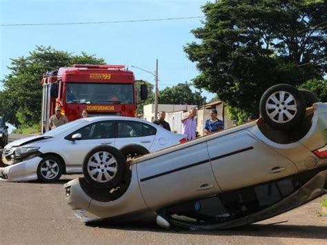 Motorista N O Respeita Sinaliza O De Pare E Causa Capotagem No