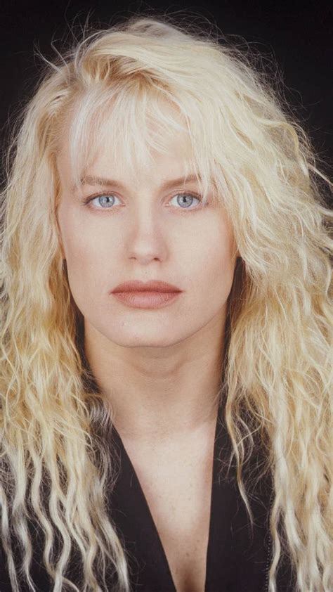 Download American Performer Daryl Hannah Wallpaper