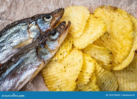 Pescado Frito Con Patatas Fritas Pescados Secados Y Microprocesadores