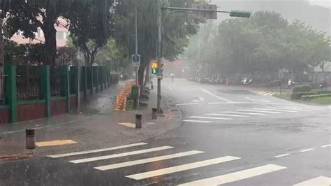 快訊／雨彈狂炸！5縣市發布豪、大雨特報 慎防淹水｜東森新聞：新聞在哪 東森就在哪裡