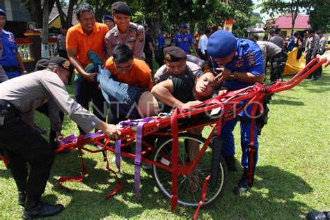 LATIHAN PENYELAMATAN KORBAN BENCANA ANTARA Foto