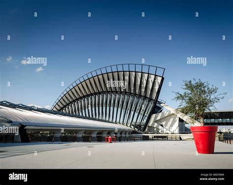 La famosa estación de tren TGV del aeropuerto de Lyon moderna