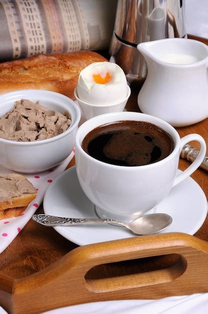 Desayuno En Bandeja Con Una Taza De Caf Tostadas Con Pat De H Gado