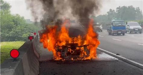 林義豐宣傳車隊國道驚傳火燒車 幕僚脫險報平安直喊：實在太虧雞！