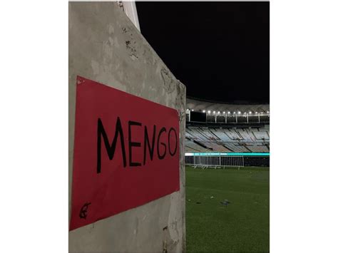 Flamengo espalha cartazes de apoio pelo Maracanã antes de jogo contra o