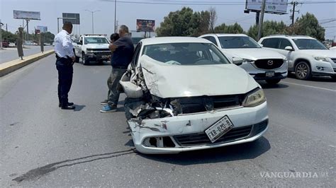 Intenta Esquivar Y Choca Por Alcance A Camioneta Con Trabajadores Al