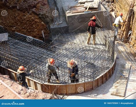 Trabajadores De Construcci N Que Fabrican La Barra De Acero Del