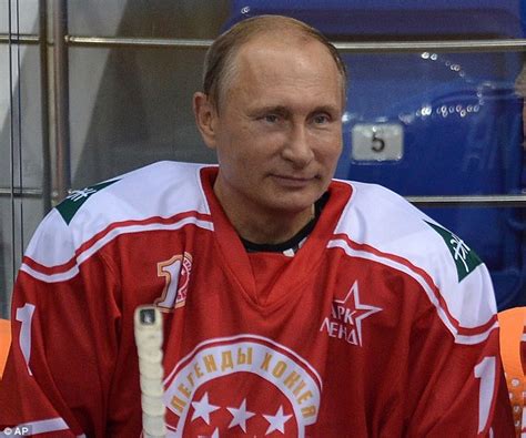 Vladimir Putin takes part in a student ice hockey match | Daily Mail Online