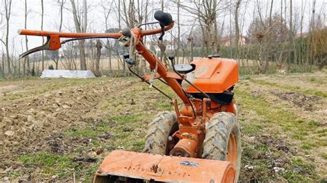 Rimane Schiacciato Sotto La Motozappa Mentre Lavora In Giardino