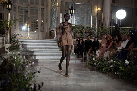 Hot Quỳnh Anh Shyn lần đầu tiên làm vedette tại London Fashion Week