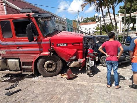 Caminhão desgovernado desce ladeira atinge poste e bate em quatro