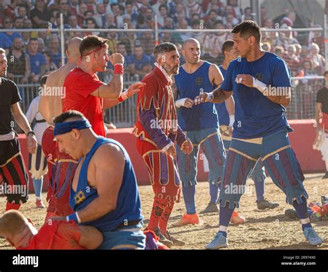 Calcio Storico Fiorentino Azzurri Rossi Stock Photo Alamy