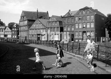 Hildegard Andres am Alten Hansehafen in Stade mit ihrem mutmaßlichen