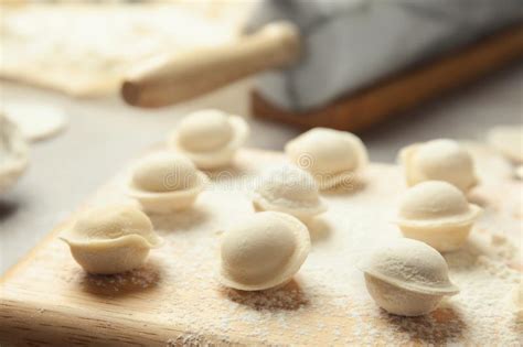 Tablero Con Las Bolas De Masa Hervida Crudas En La Tabla Proceso De