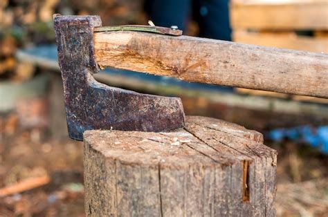 Cortando Madera Con Hacha Hacha Atorada En Un Tronco De Madera Foto