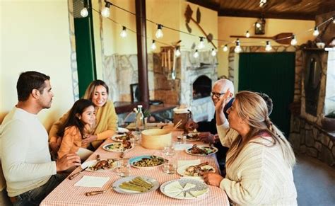 Feliz familia latina divirtiéndose comiendo juntos en casa Centrarse en la cara de la abuela