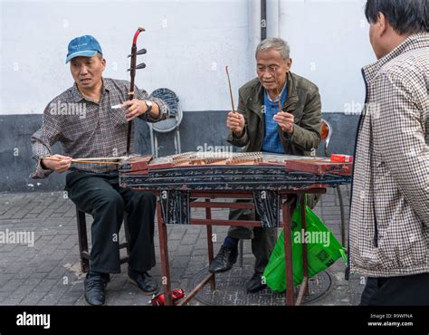 Los Artistas Callejeros De China Sobre Los Instrumentos Musicales