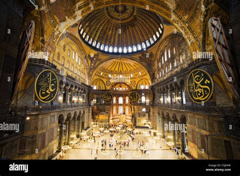 El interior de la Catedral de Santa Sofía Hagia Sophia el famoso