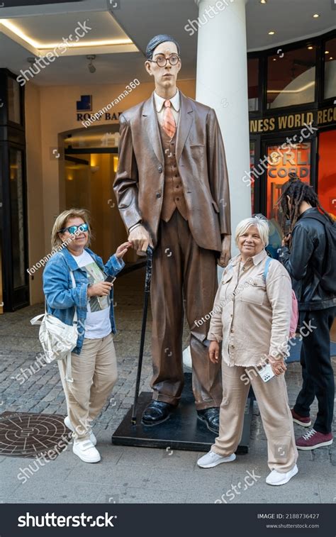 Tallest Man World Robert Wadlow 1918 Stock Photo 2188736427 Shutterstock