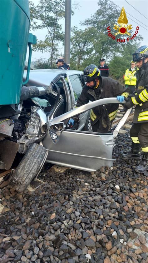 Auto Travolta Dal Treno Le Immagini Del Sinistro