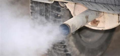 Mi carro echa humo blanco y huele a gasolina causas y solución