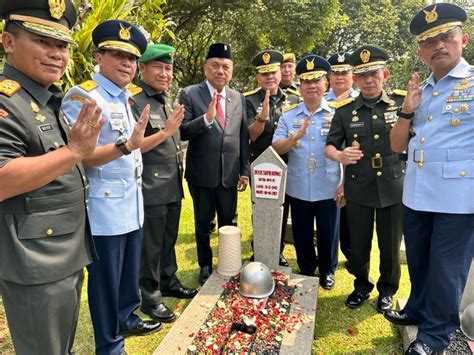 Berikan Doa Dan Harapan Gubernur Olly Ziarah Ke TMP Kalibata Jelang