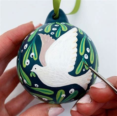 Pin by Eliana Valverde on Esferas Navideñas | Handpainted christmas ...