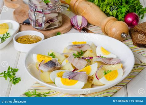 Ensalada De Patata Con Los Pescados Salados Los Huevos Hervidos Las