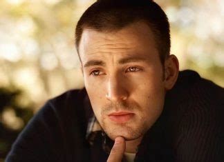 Chris Evans agita web ao postar nude por engano Portal Área VIP