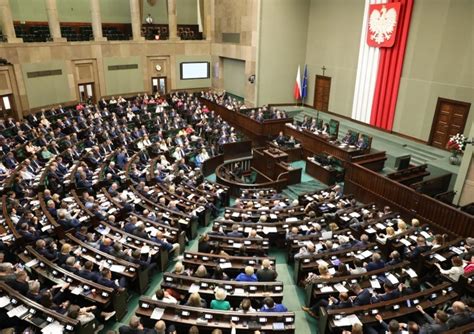 Nowy sondaż Spadło poparcie dla PiS