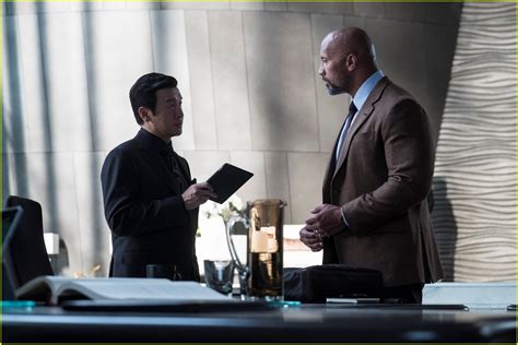 Dwayne Johnson Scales a 'Skyscraper' in New Trailer - Watch Now ...