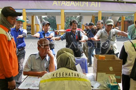 Pemeriksaan Kesehatan Supir Bus Di Terminal Purabaya Antara Foto