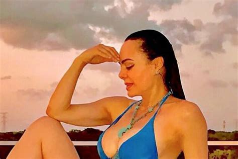 Maribel Guardia recibió el año luciendo su figura con un pequeño bikini