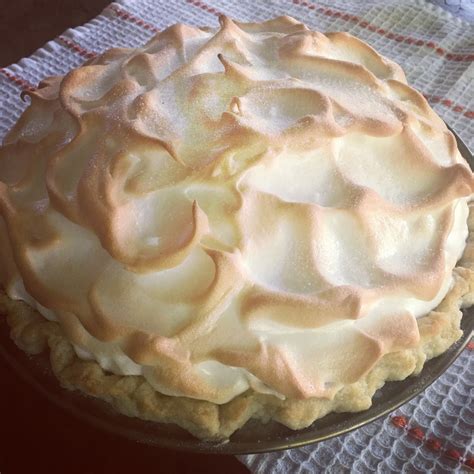 Mountain Housewife Chocolate Meringue Pie