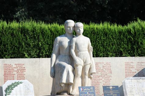 Monument Aux Morts De Sculptures