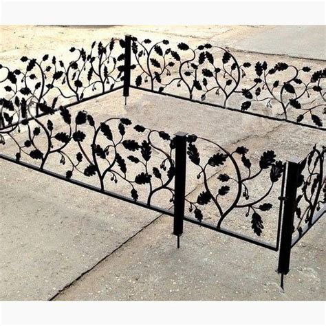 Кованые оградки на кладбище в Тюмени