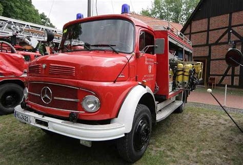 Historische Feuerwehr Einsatzfahrzeuge Von Mercedes Benz