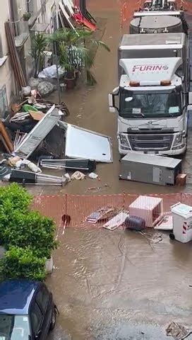 Pioggia A Napoli Il Quartiere Vomero Invaso Da Un Fiume Di Fango