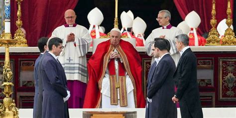 Obsèques de Benoît XVI le pape François lui a rendu un dernier hommage