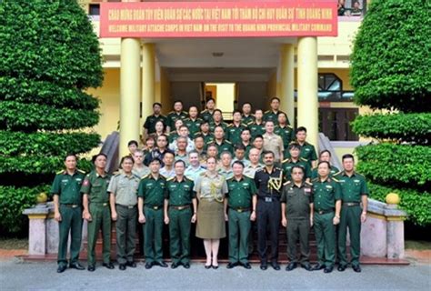 Des attachés étrangers de la défense au Vietnam en tournée à Hai Phong