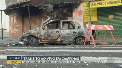 Carro Pega Fogo Ap S Bater Em Caminhonete Em Campinas Campinas E