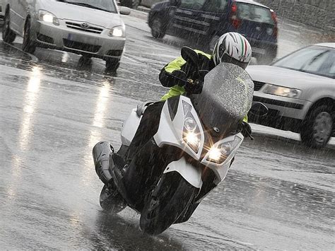 C Mo Manejar Moto Bajo La Lluvia Y Mantener El Control Talleresfixauto