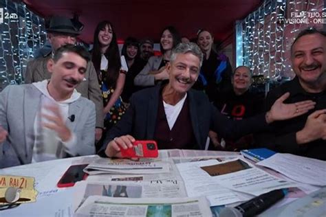 Viva Rai Fiorello Show Tra Sanremo E Ironia Sul Governo Amadeus