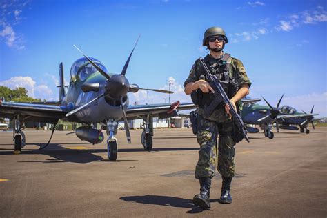 Força Aérea Brasileira está convocando quem tem ENSINO MÉDIO para