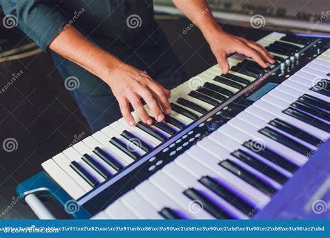 Hombre Que Juega El Sintetizador Musical Electr Nico Del Teclado Por