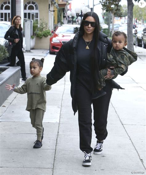 Kim Kardashian et ses enfants North et Saint déjeunent en famille au