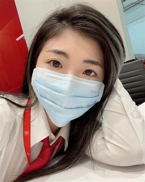 Hướng dẫn cách đeo khẩu trang nàng hot girl gây chú ý vì chưa nhìn mặt mà đã biết xinh lúc