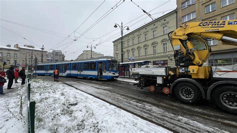 Wykolejony tramwaj zablokował centrum Krakowa ZDJĘCIA Zdjęcie